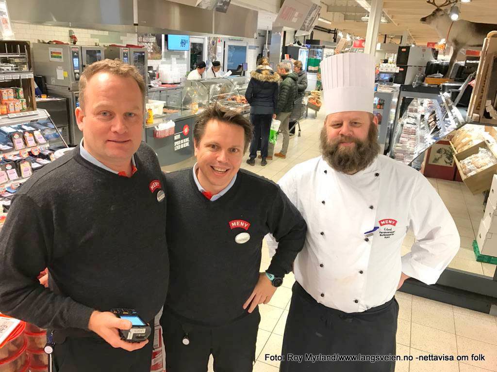 Fra venstre: Butikksjef Jan Tore Lauritzen, kjøpmann Thomas Eriksen og ferskvaresjef Erlend Vågnes i MENY Stavern. Foto Roy Myrland