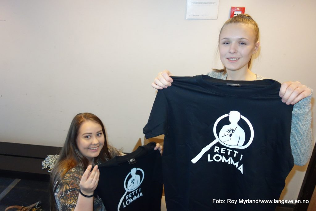 Lile Odden og Marthe Nerli holder orden på "bunadsskjortene" 