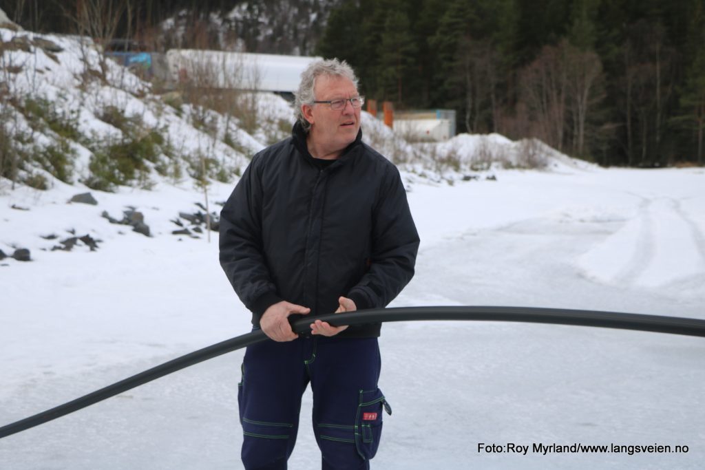 Avd. leder Svein Hegge sjekker kabel på Sebufjorden. Han kunne fortelle at dette er en vanlig forsterket kabel og at kabelen som går i Tyinvannet i Jotunheiemen er sjøkabel. Foto: Roy Myrland/www.langsveien.no