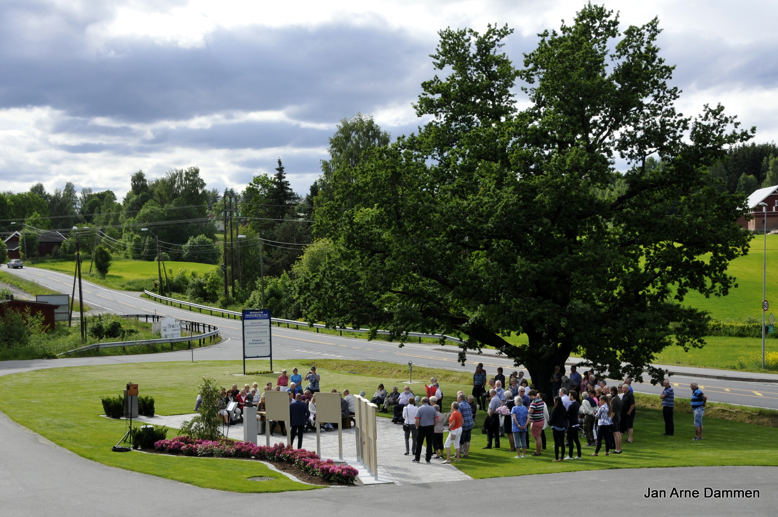 Thorolf Eriksens minnepark ligger ved den gamle eika i Modum. Foto Jan Arne Dammen