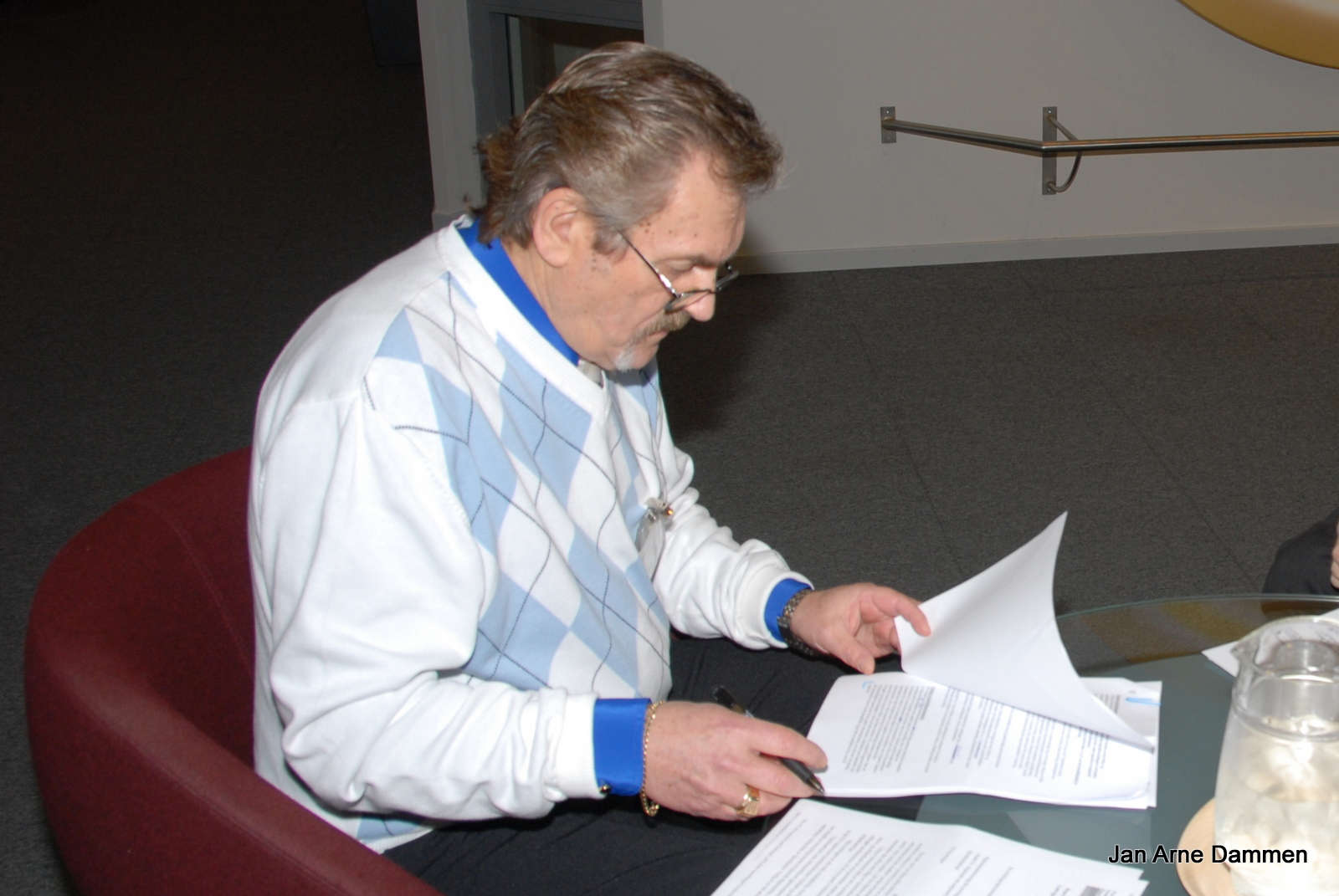 Her forbereder Oddvar sitt innlegg i Stortingets åpne høring i 2008 om en sterkere satsning på yrkessykdommer. Foto Jan Arne Dammen