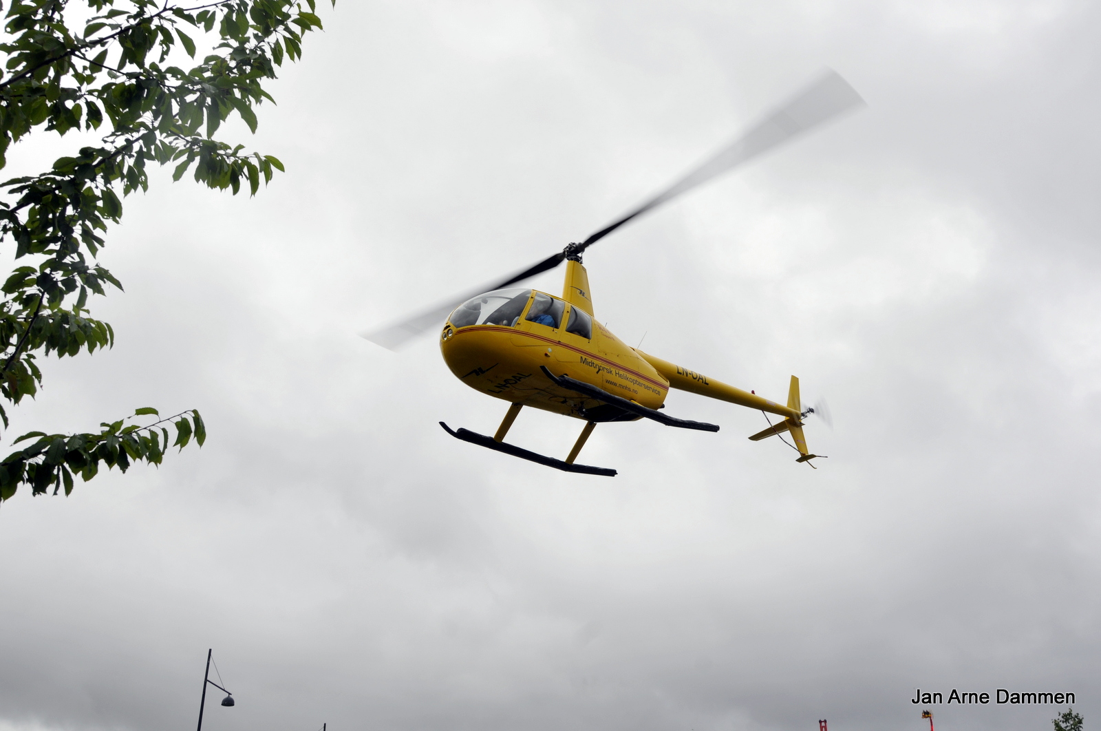 Helikopteret er av typen Robinson R 44 med plass til tre passasjerer med en toppfort på 240 km/t. Foto Jan Arne Dammen