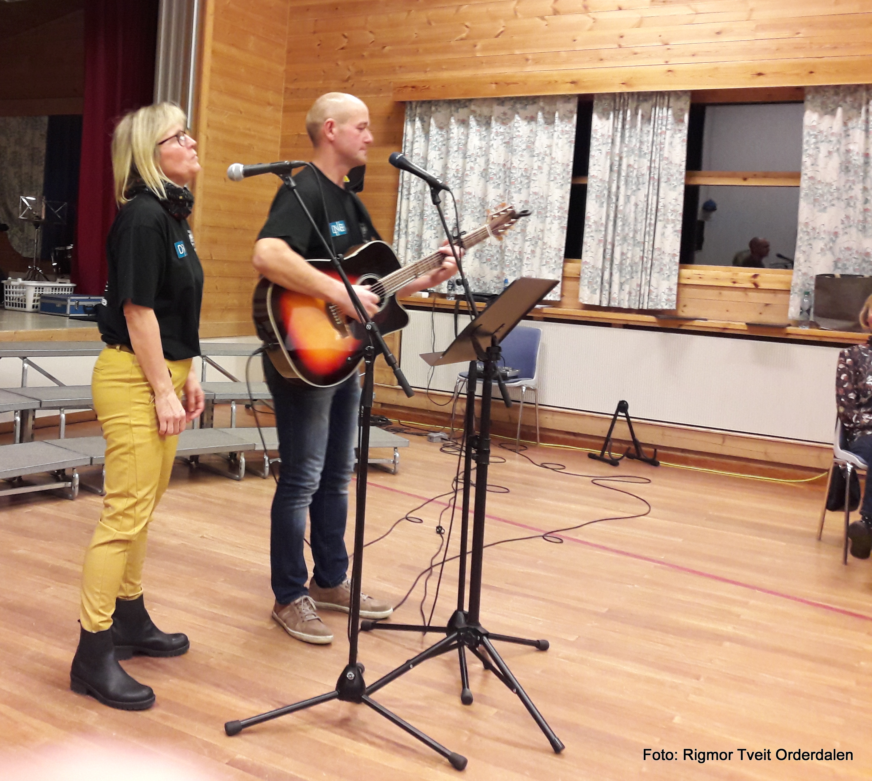 Nord-aurdal sanglag skrautvål fot rigmor tveit orderdalen Jostein Halden og Bodil Nysveen sang to sanger. .En av Vidar Sandbeck og en av Hellbillies. 