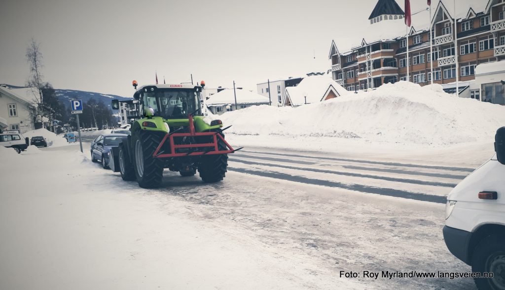 Claas traktor Fagernes med 6 rundbalepigger 2. mars. Foto Roy Myrland