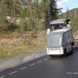 Fresemaskin lager de "bråkete" stirpene langs veien. Trafikkdirigenten