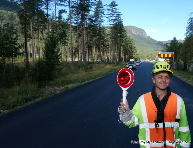 Trafikkdirigenten Simen Bry Dokken Sikkerhet Veimerking Veiarbeid Asfaltlegging Valdres Sør Aurdal