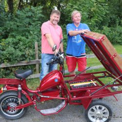 Erik Thorstein og Knut Welen med den "lydløse" og elktriske mopeden hvor bensintanken er oppbevaringsboks.