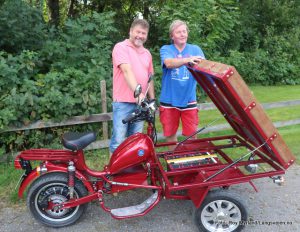 Erik Thorstein og Knut Welen med den "lydløse" og elktriske mopeden hvor bensintanken er oppbevaringsboks.