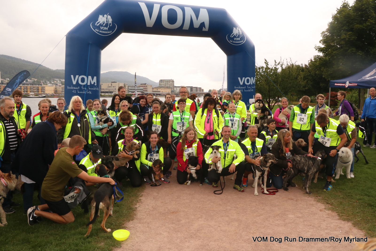 Robert Sørlie og Kim Daniel Sannes (foran i midten) deltok også i VOM Dog Run Drammen