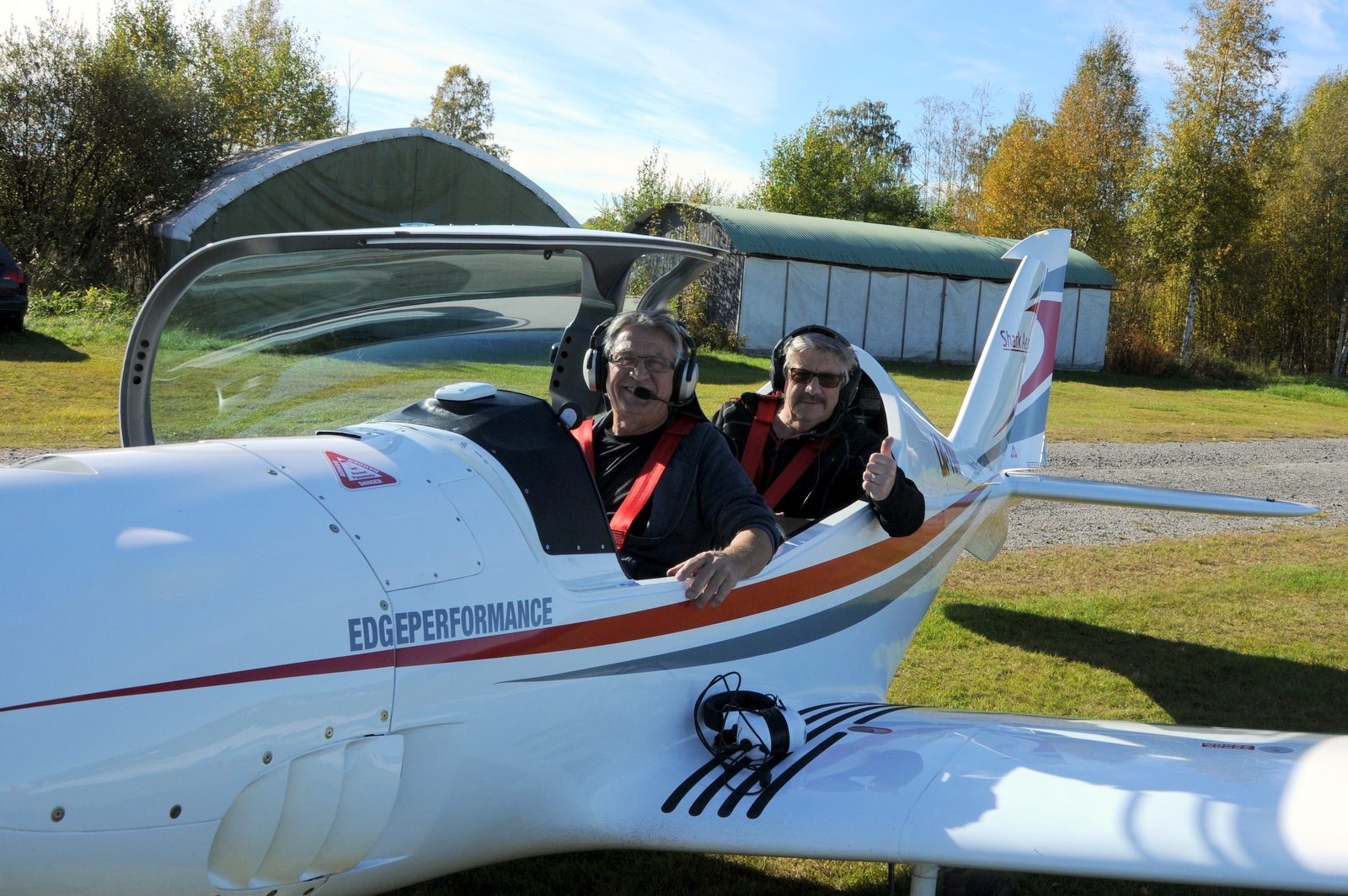 Flyger Øyvind Røkeberg og Jan Arne Dammen klare for takeoff i en Shark Aero