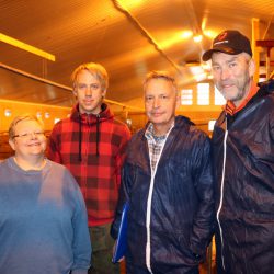 På Olmhus gård i Hølera i Sør Arudal kommune var det "Åpent fjøs" 11. oktober. Daglig leder Gunn Torill Øyhus, Mikael Olmhus fra Olmhus gård, Einar Strand fra TINE og Hans Storlien fra GENO forteller mer i videoen under som er produsert av Roy Myrland fra nettavisa Langsveien.no