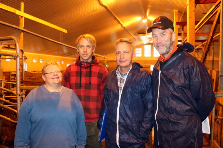 På Olmhus gård i Hølera i Sør Arudal kommune var det "Åpent fjøs" 11. oktober. Daglig leder Gunn Torill Øyhus, Mikael Olmhus fra Olmhus gård, Einar Strand fra TINE og Hans Storlien fra GENO forteller mer i videoen under som er produsert av Roy Myrland fra nettavisa Langsveien.no