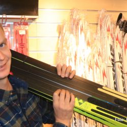 Asgeir Larsen Sporten Beitostølen med ski og skifeller. ski-Fellene til Madshus spår han bli årets salgsvinner.