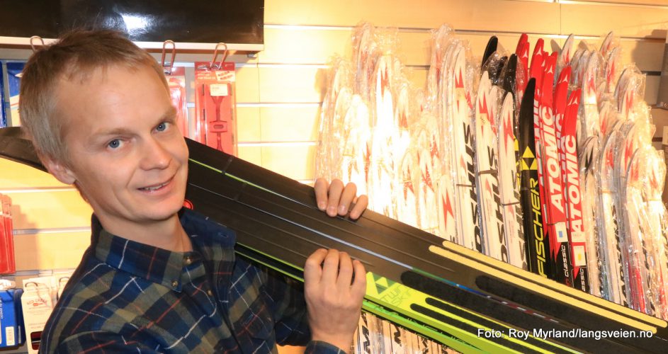 Asgeir Larsen Sporten Beitostølen med ski og skifeller. ski-Fellene til Madshus spår han bli årets salgsvinner.