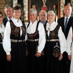 60. årskonfimantene var med på Høsttakkefesten i Skrautvål kyrkje. Etter gudstjeneste blei det prat og hygge for alle Foran fra venstre: Ingebjørg (Bondlid) Gigstad, Agnes (Strand) Klevebråten, Solveig Thon, Gunnhild (Bondlid) Gunnestad, Ingebjørg (Bondlid) Madsen, Kirsten (Berger) Kvam, Olaug (Øyen) Trondsplass. Bak fra venstre. Gerd (Sebuødegården) Sørensen, Einar Hauglid, Odd Låksrud og Konrad Bratvold. Foto: Roy Myrland/www.langsveien.no