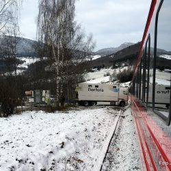 Lastebilen snurret 180 grader og sto med nesa inn i toget. Foto Jan Arne Dammen