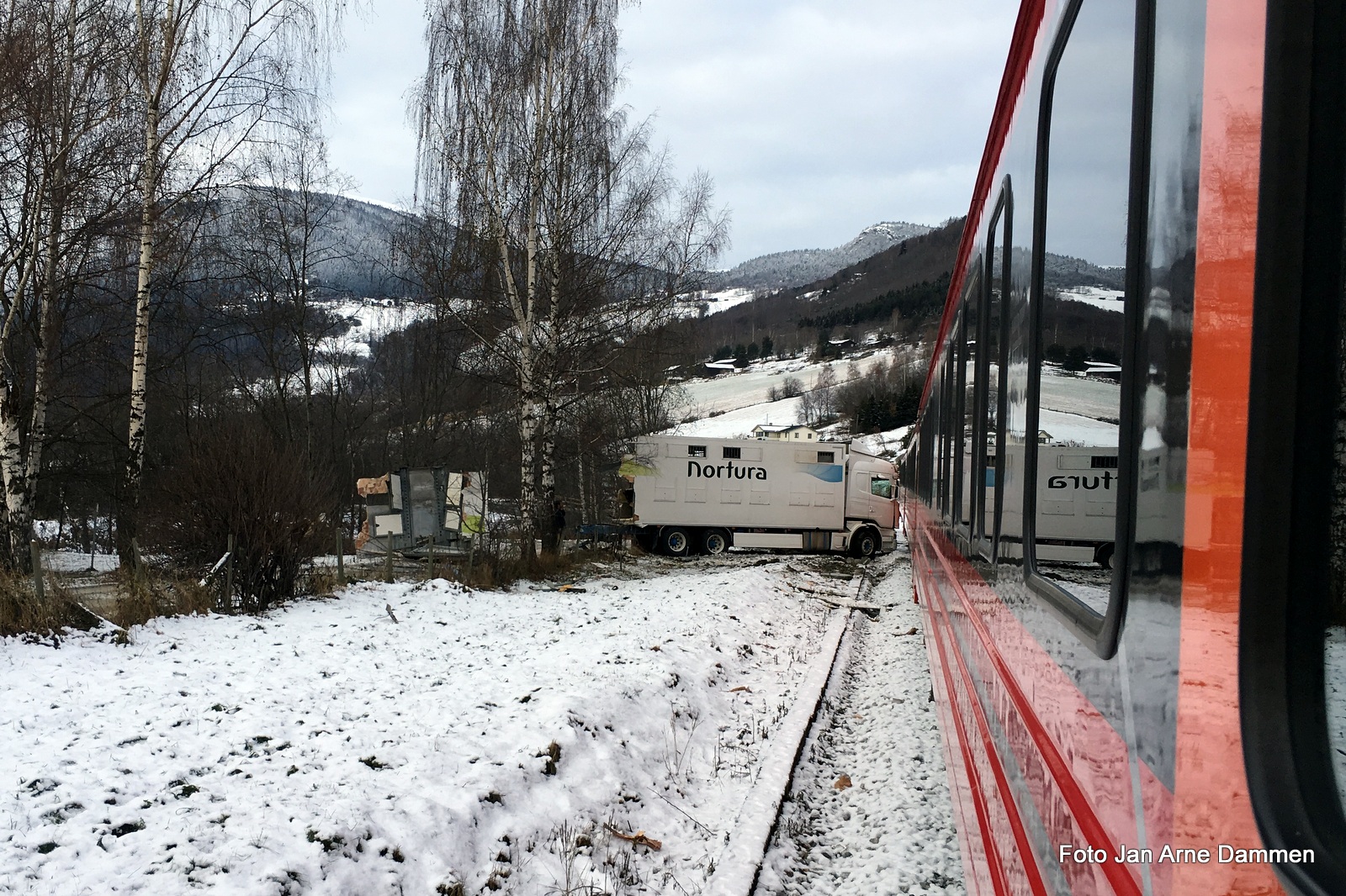 Lastebilen snurret 180 grader og sto med nesa inn i toget. Foto Jan Arne Dammen