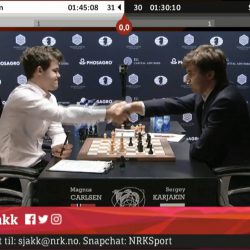 Sjakkomspillet Magnus Carlsen tilbyr remis etter 30 trekk. Skjermdump NRK