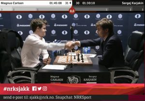 Sjakkomspillet Magnus Carlsen tilbyr remis etter 30 trekk. Skjermdump NRK