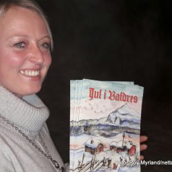 Susanne Rosenlund Kleiven selger "Jul i Valdres" under Rakfiskfestivalen