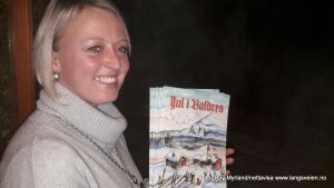 Susanne Rosenlund Kleiven selger "Jul i Valdres" under Rakfiskfestivalen
