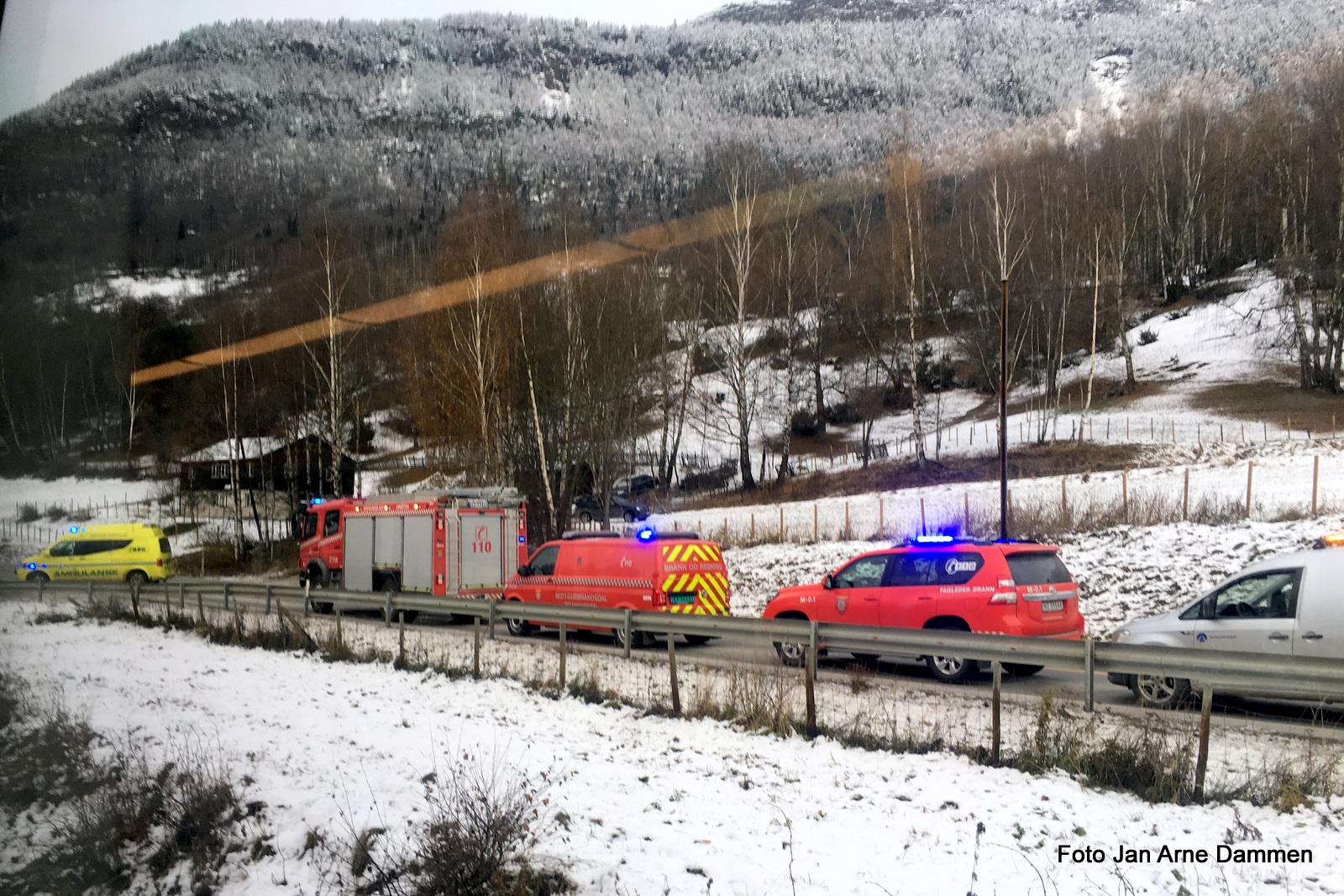 Redningsmannskaper kom fort til stedet. Foto Jan Arne Dammen