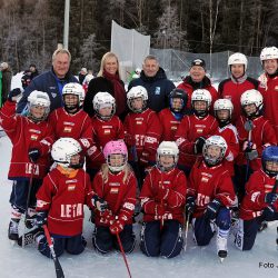 Bandyfolket Fornøyde bandyspillere sammen med ordføreren i Sande Elin Gran Weggesrud, ordfører i Drammen Tore Opdal Hansen og Geirr Kihle leder i KIL Foto Jan Arne Dammen