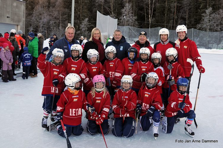 Bandyfolket Fornøyde bandyspillere sammen med ordføreren i Sande Elin Gran Weggesrud, ordfører i Drammen Tore Opdal Hansen og Geirr Kihle leder i KIL Foto Jan Arne Dammen