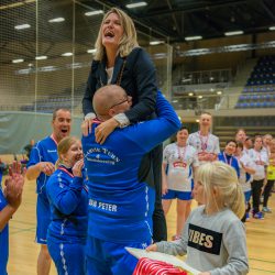 Dan Peter Støtvig Haugstad takker for medalja med å løfte Borgermester Birgit S. Hansen høgt til værs. Til stor fornøyelse for de andre. (NB! Foto: Kjetil Øyen.)