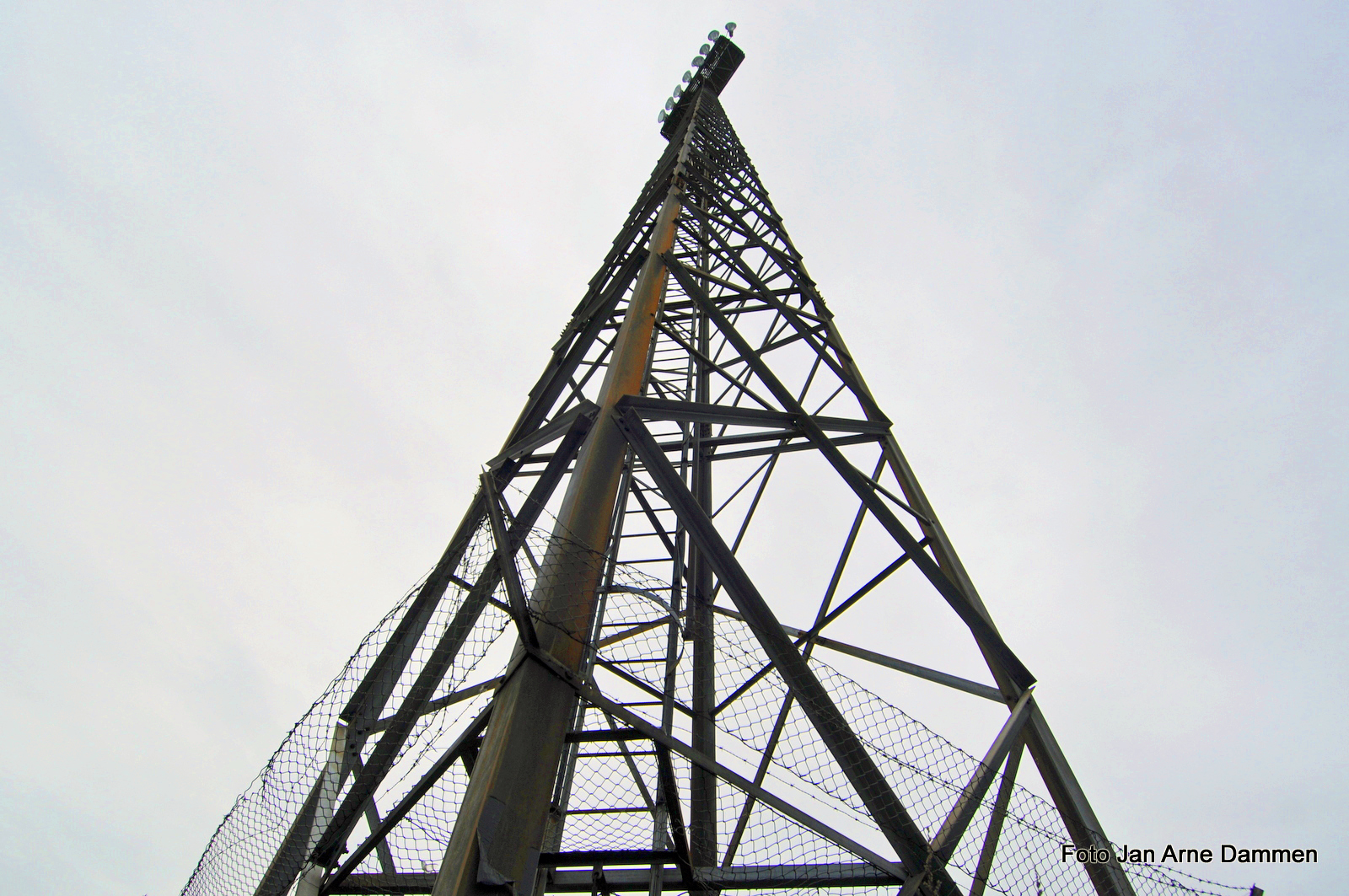 Hver av de fire mastene rager 52 meter til værs og veier 12 tonn. Foto Jan Arne Dammen