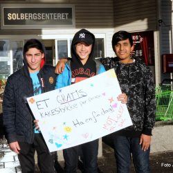 Gutta sto ute og reklamerte for Mot dagen 2016 fra v. Garnik, Mihal og Arun Foto Jan Arne Dammen
