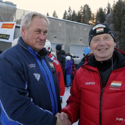 Primus motor for bandy Kjell Arne Hermansen blir gratulert av Geirr Kihle leder i Konnerud IL Foto Jan Arne Dammen
