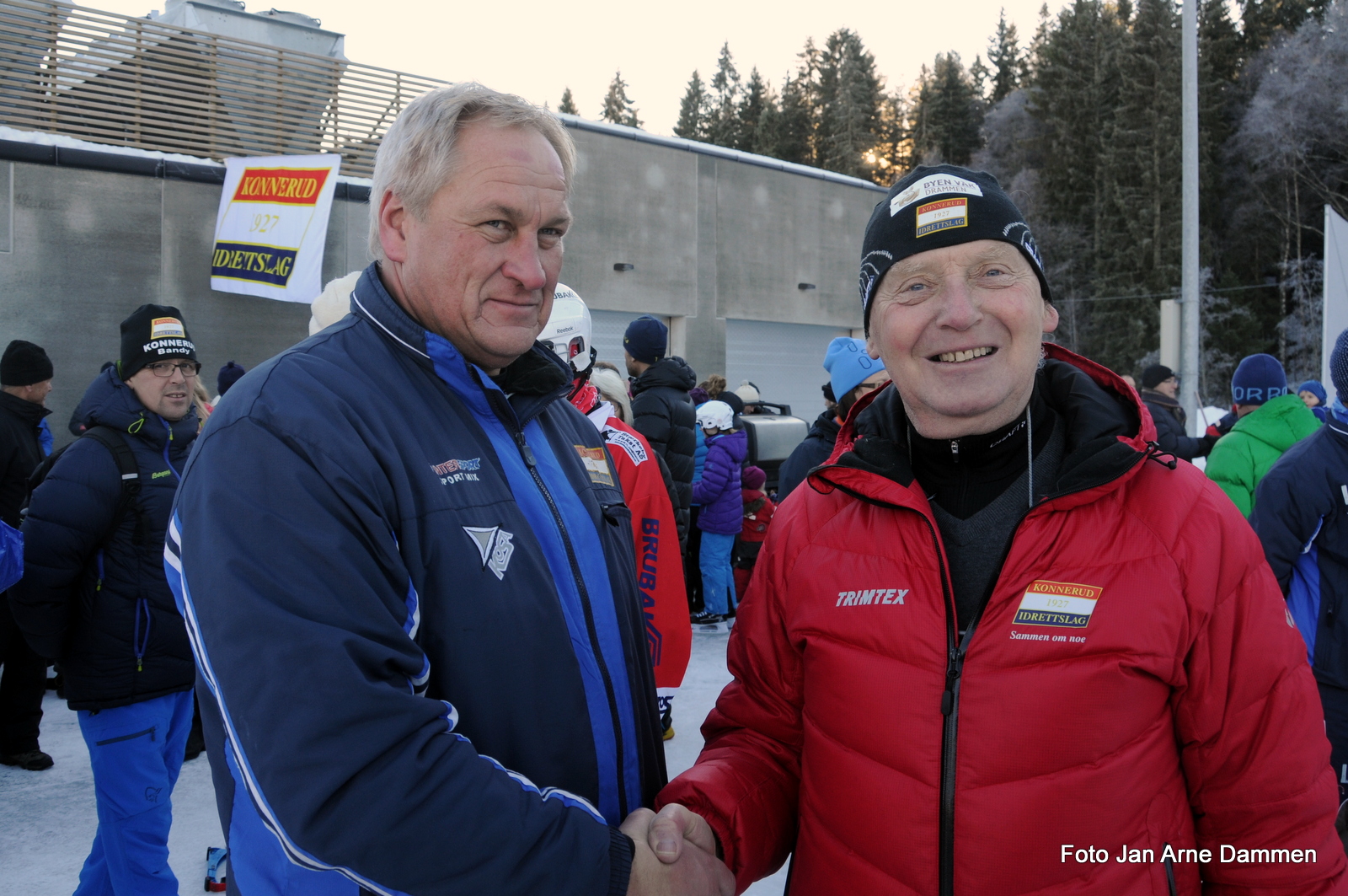 Primus motor for bandy Kjell Arne Hermansen blir gratulert av Geirr Kihle leder i Konnerud IL Foto Jan Arne Dammen