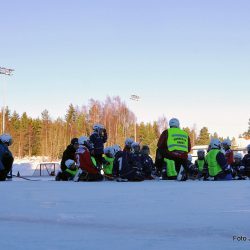 Taktikken legges for Konneruds små bandyspillere Foto Jan Arne Dammen