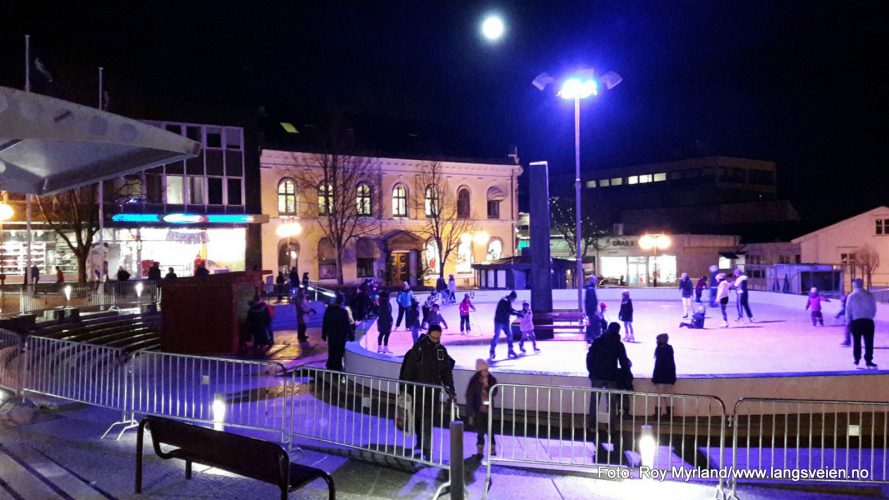 LArvik torg larvik by ole martin holthe skøyteis islag skøytebane curlingbane