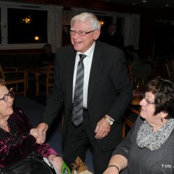 Else B. Andrèn var med å stifte laget og blir her takket av Finn Bjørnsvik og Gunvor Hegni Foto Jan Arne Dammen