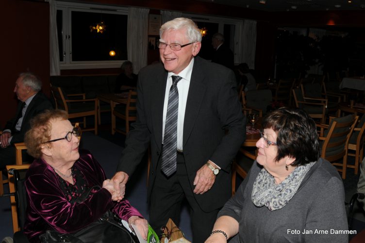 Else B. Andrèn var med å stifte laget og blir her takket av Finn Bjørnsvik og Gunvor Hegni Foto Jan Arne Dammen