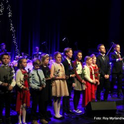 Barnekor på scenen under julesangen som var skrevet av Ørnulf Juvkam Dyve
