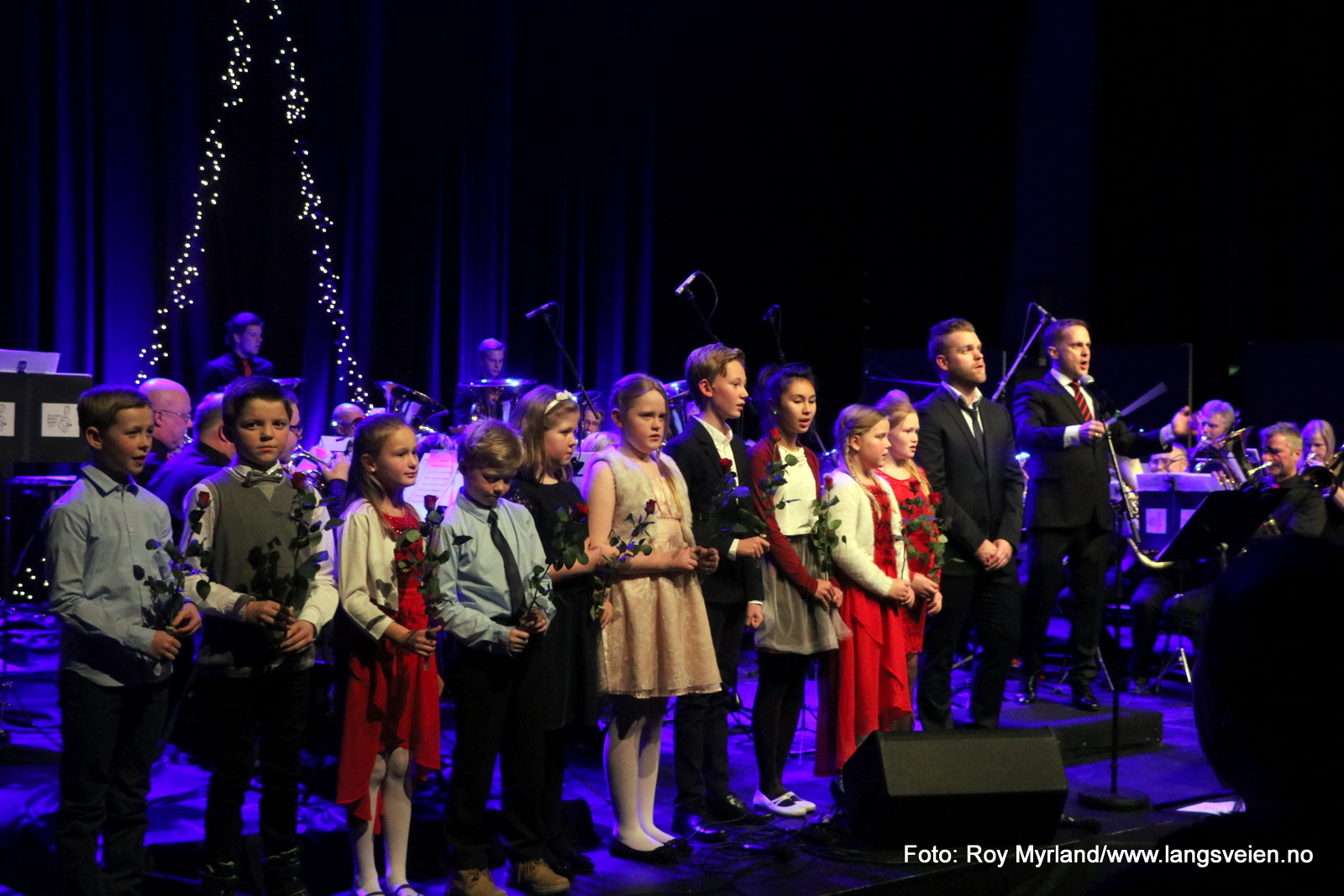 Barnekor på scenen under julesangen som var skrevet av Ørnulf Juvkam Dyve