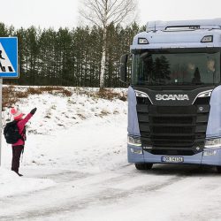 trafikksikkerhet Tiåringen har skjønt at man må være synlig for å være trygg i trafikken. Foto Jan Harry Svendsen