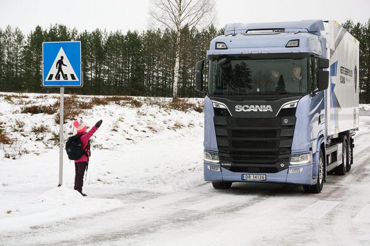 trafikksikkerhet Tiåringen har skjønt at man må være synlig for å være trygg i trafikken. Foto Jan Harry Svendsen