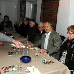 Vinprodusent Joar Sættem på Lerkekåsa skjenker smaksprøver fra Kongens Ja. Foto Jan Arne Dammen