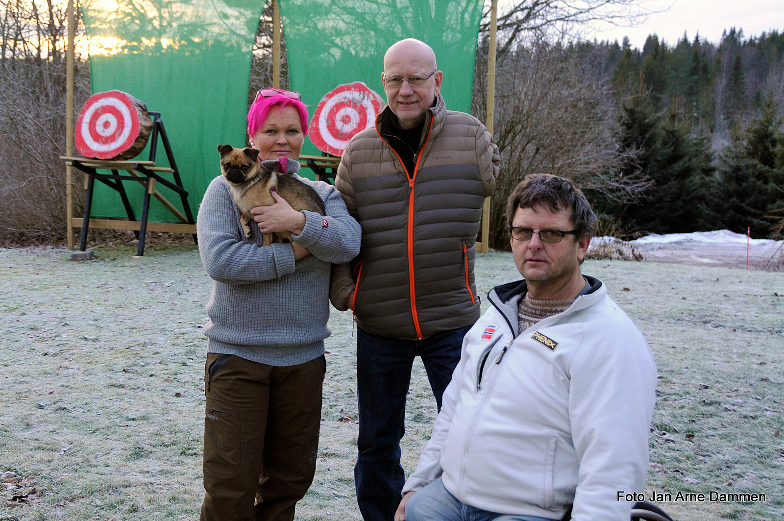 Øksekast er en av aktivitetene på Rebell Event. Tone med Bobby på armen, Leif og Atle. Foto Jan Arne