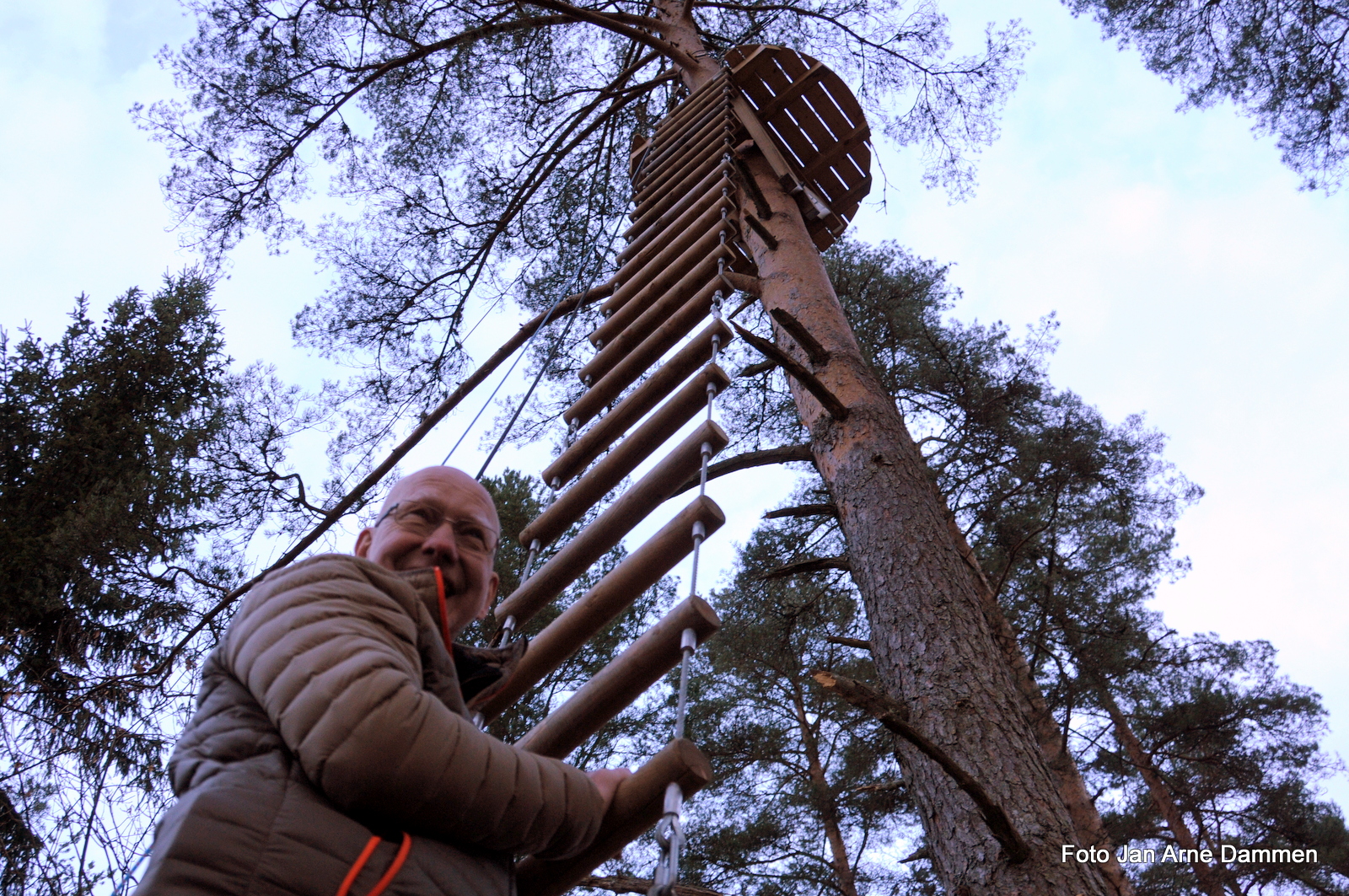 Leif Larsen fra LFFA tester stigen opp til furukrona på Rebell Event. Foto Jan Arne Dammen