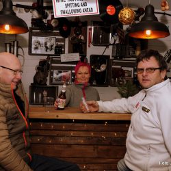 Leif og Atle får servert julebrus av Tone i den gamle stallen på Rebell Event. Foto Jan Arne Dammen