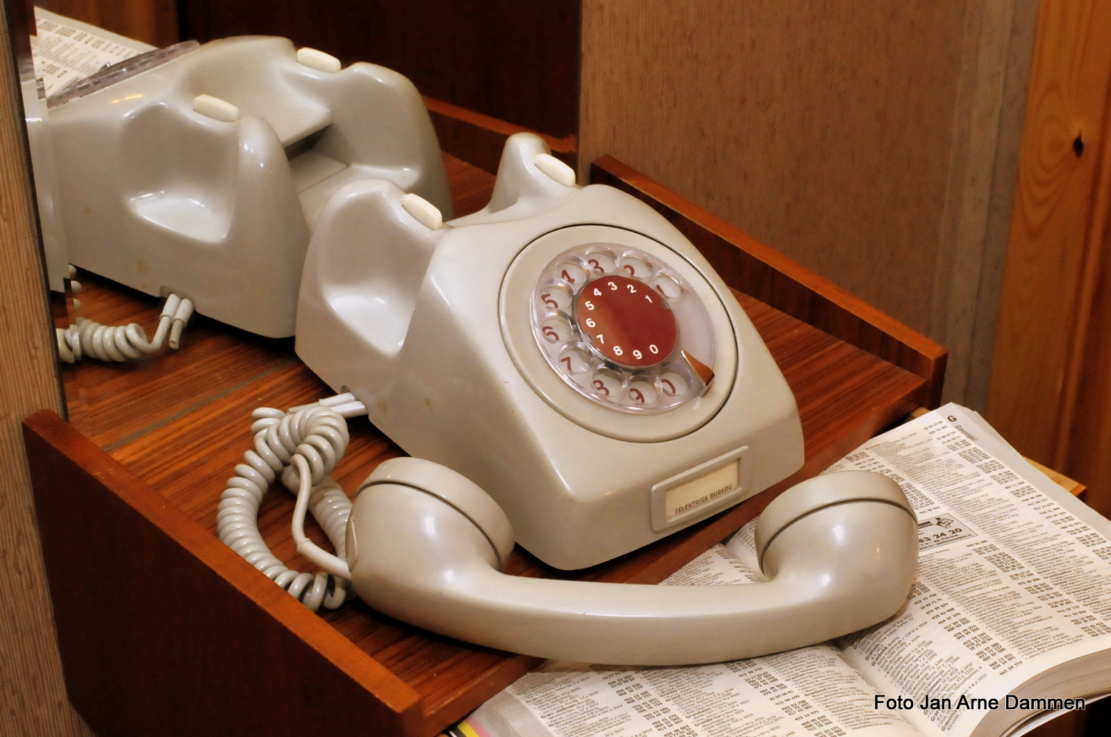 Det siste serieproduserte norske telefonapparatet med nummerskive. Foto Jan Arne Dammen