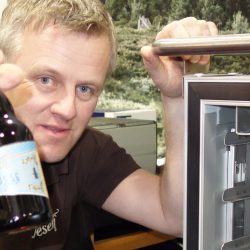 Knut Kullhuset sørger for kaldr drikke på flasker og god flyt i kranene til "Små Vesen" under SMAK2017