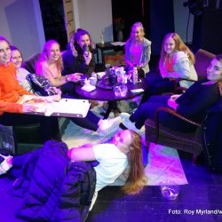 Pizza-pause før generalprøven på Rett i lomma med Ung i Valdres. Fra venstre.: Else Marie Teinmo, Ingrid Hambro Haugland, Marte Lien, Mari Follinglo, Hilde Melbye, Oda Veisene Klingenberg, Julie Brekke Larsen og i hvilestillingen på gulvet er det Mari Thorsen som gru-gleder seg til premieren.