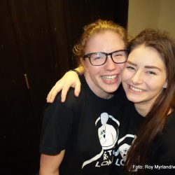 Guro Engen (til venstre og Christine Josefine Mossestad er sminketeamet til forestillingen "Rett i lomma" med Ung i Valdres