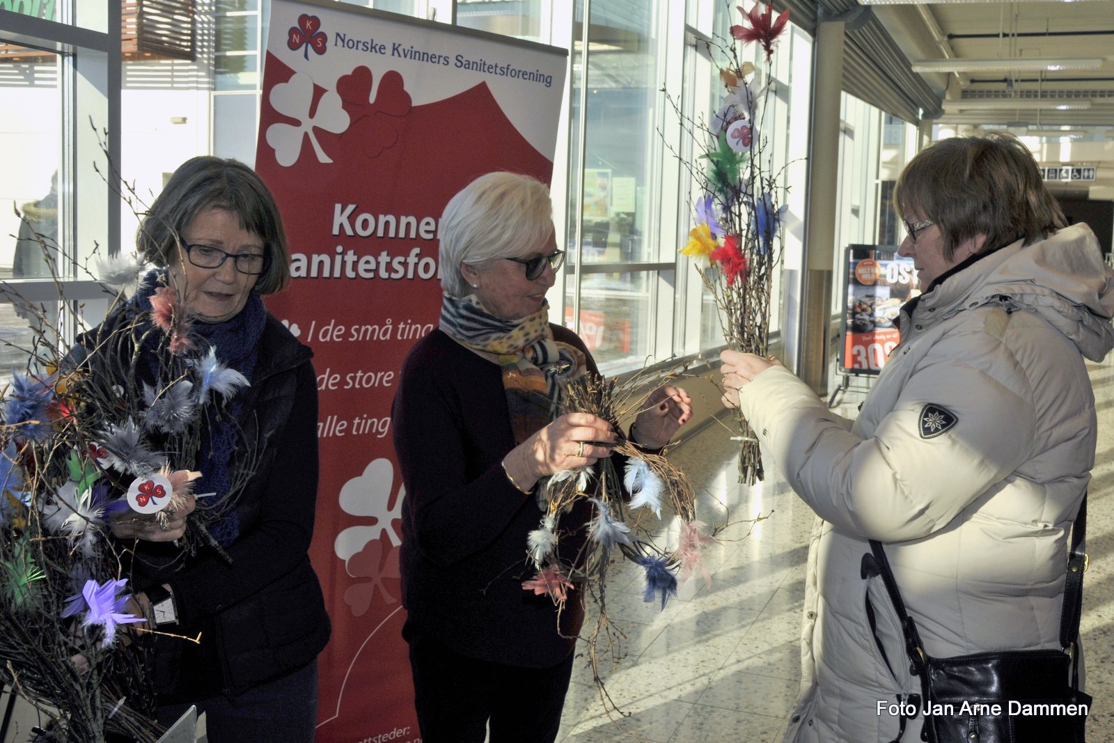 På Konnerud kjøpesenter gikk salget strålende. Fra v. Laila Tangnes Jørgensen, Astrid Ringstad og Grethe Dammen som kjøpte med seg et fastelavnsris. Foto Jan Arne Dammen